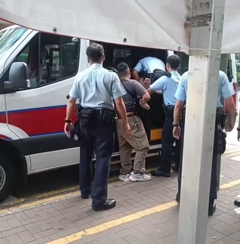 上水雙程證男子偷豬肉店鐵鈎　警員巴士站展「追鈎行動」撳地制服