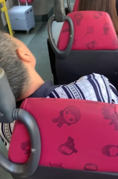 阿伯公德心欠奉巴士連環「放飛劍」吐痰　網民怒插：影衰香港人