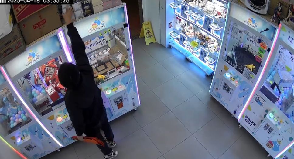 四眼男兩分鐘內偷至少6盒玩具
