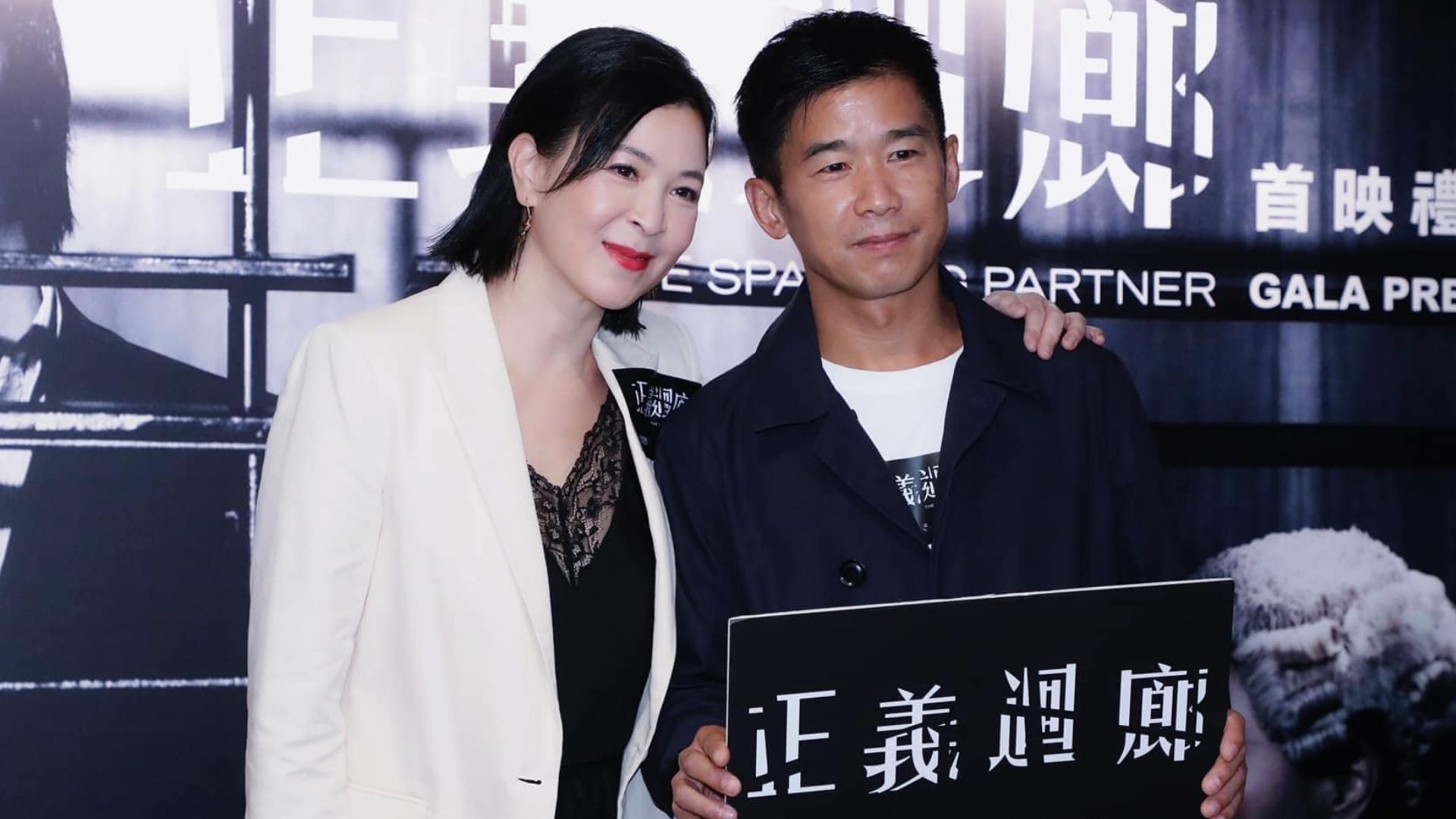 蘇玉華聯同林海峰(Jan)及一眾演藝師弟師妹合演何爵天執導嘅《正義迴廊》。