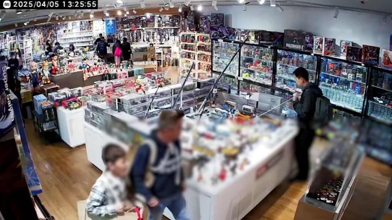 銅鑼灣男子疑攜小童偷千元模型車