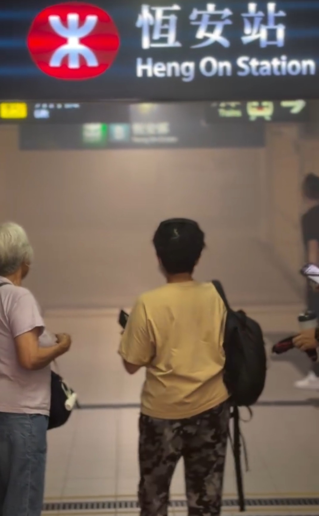 有市民拍攝片段顯示，近B出口位置瀰漫不明氣體，現場煙霧濃厚