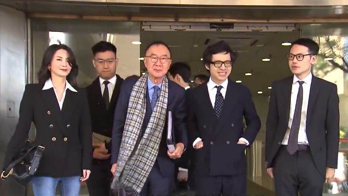 被告林作獲准繼續保釋，由女友及法律團隊陪同，離開東區裁判法院。（網上圖片）