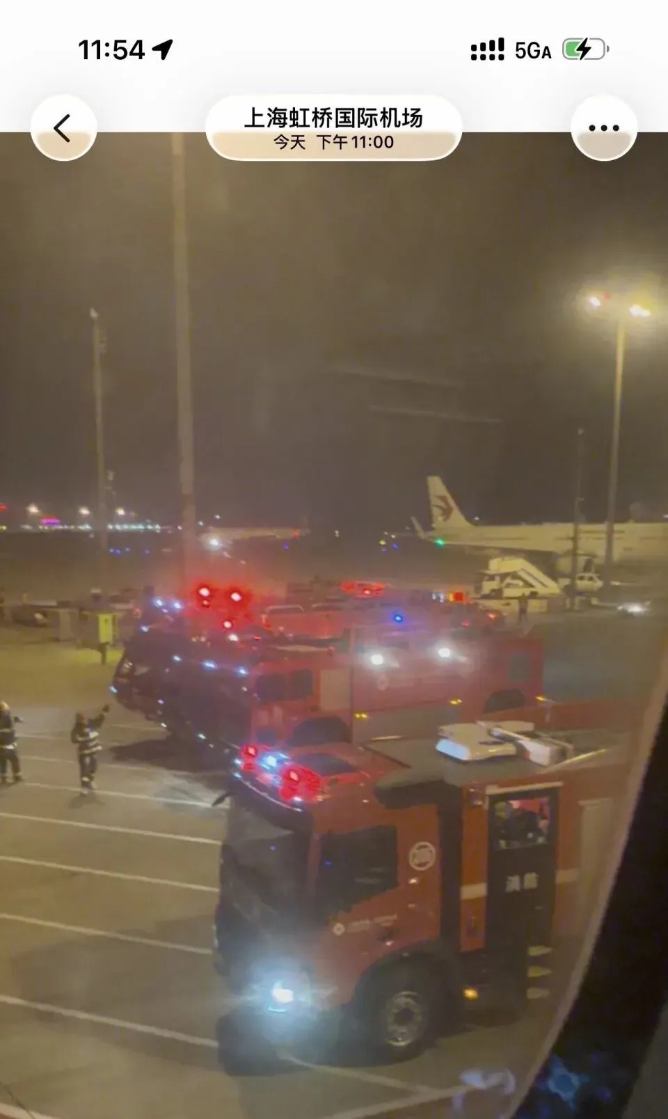 在飛機附近，有多輛機場消防車輛在場戒備。（網上圖片）