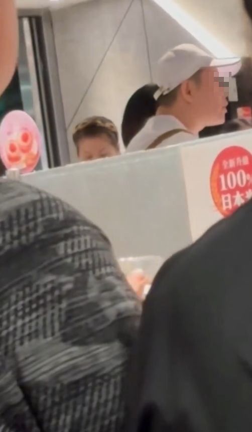 有片｜大叔爭鮮店內爆粗大鬧更掟錢辱女店員　食客狂轟「影衰香港人」