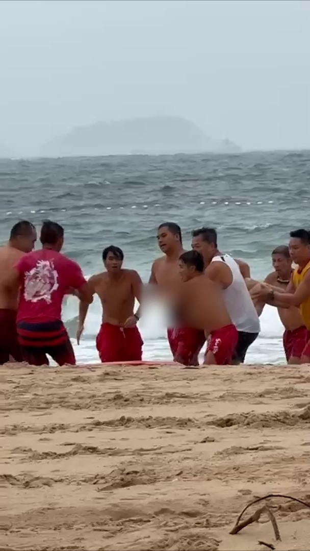 事主被救上岸。（觀眾提供影片截圖）