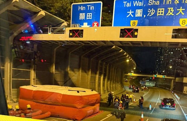 青沙公路男子赤裸「露鳥」爬上隔音屏