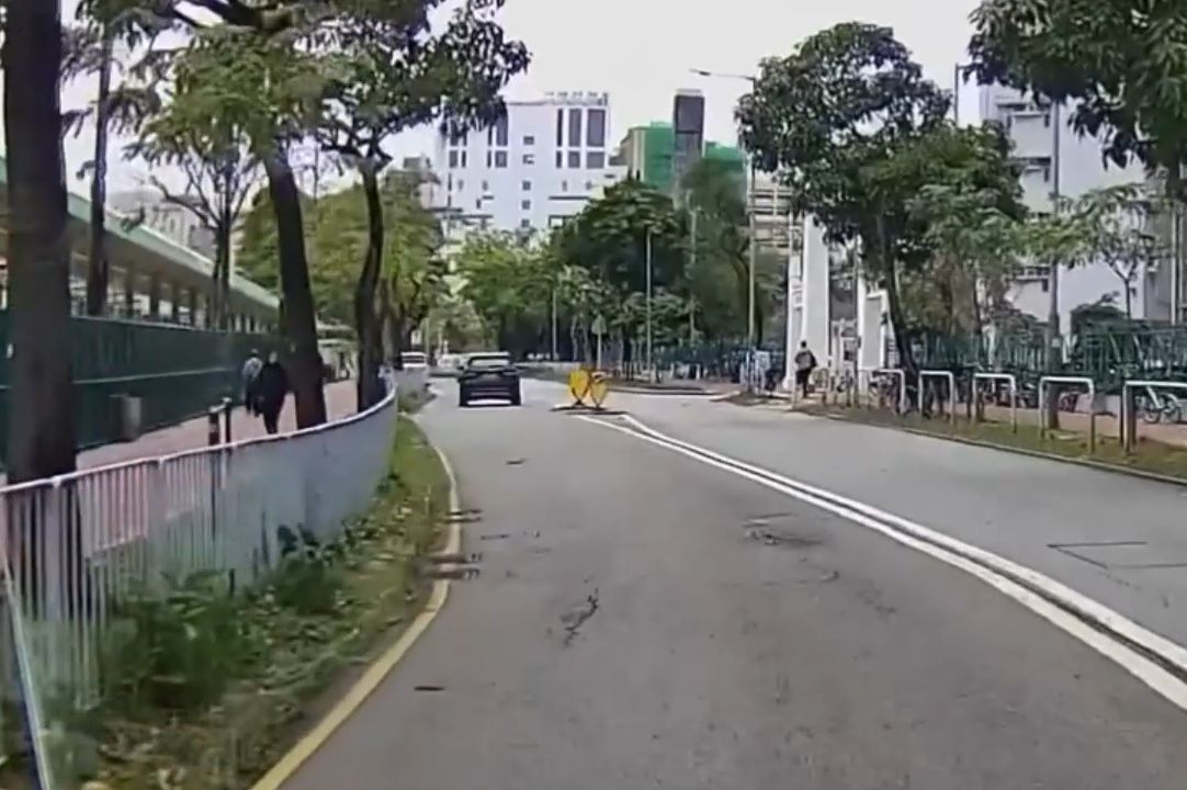 香港男子違規過馬路跨欄，慘變「另類炒車」過程全拍下。(影片截圖)