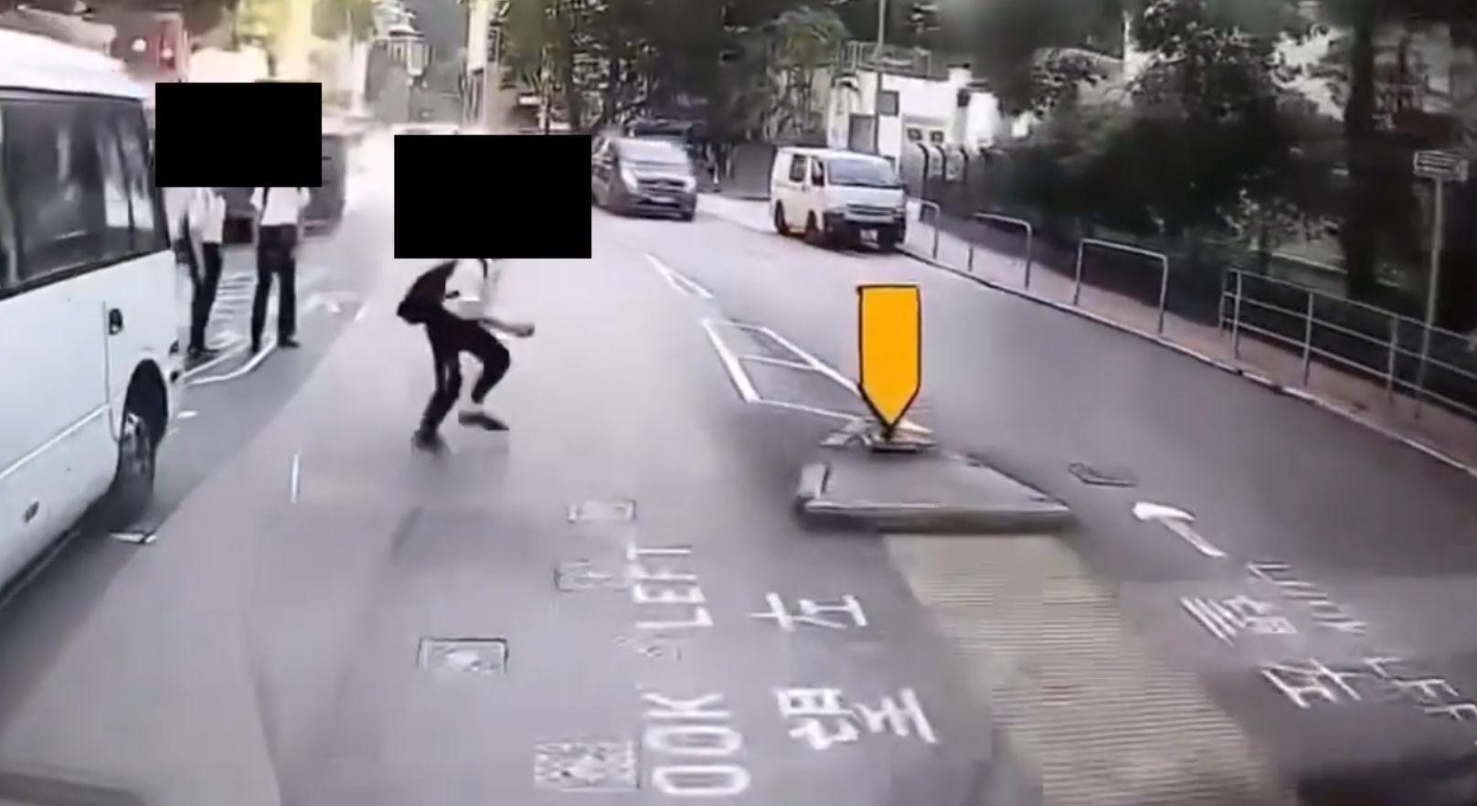 車Cam直擊｜中學生亂過馬路「跳出跳入」