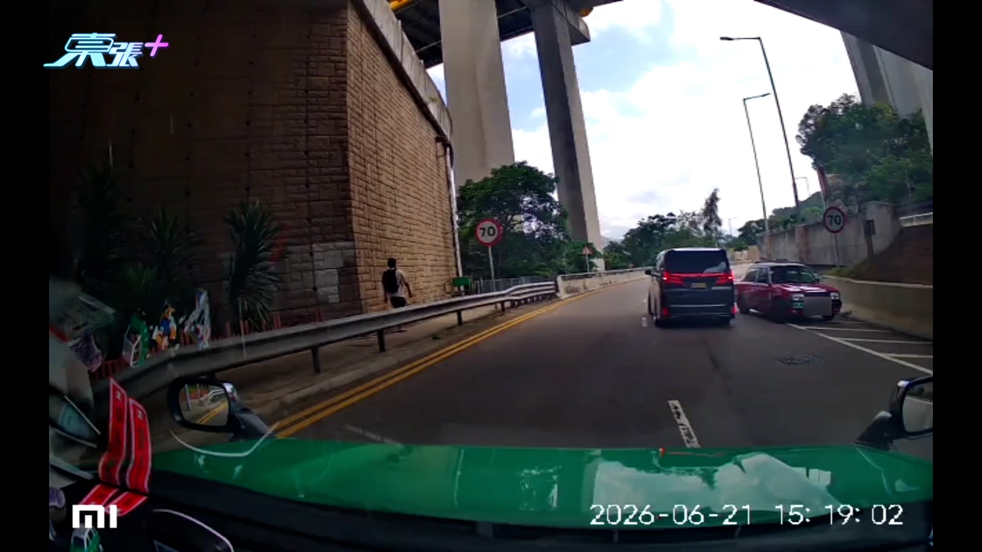 東張西望報料｜紅的汀九「逆線行駛」　迎面車輛險象環生　觀眾：車上載客照衝