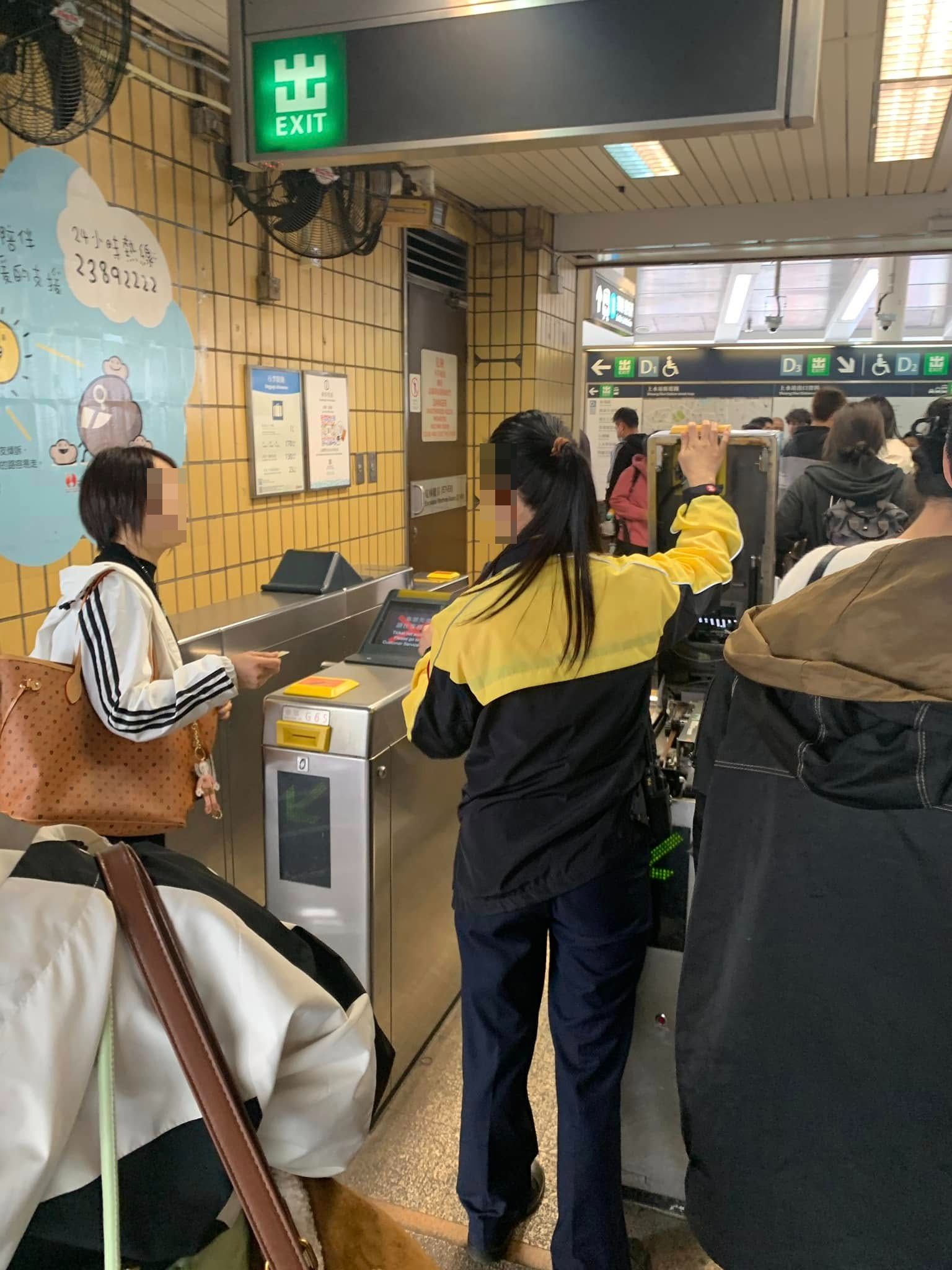上水港鐵站內地婦唔識「嘟」八達通塞錯單程票入口