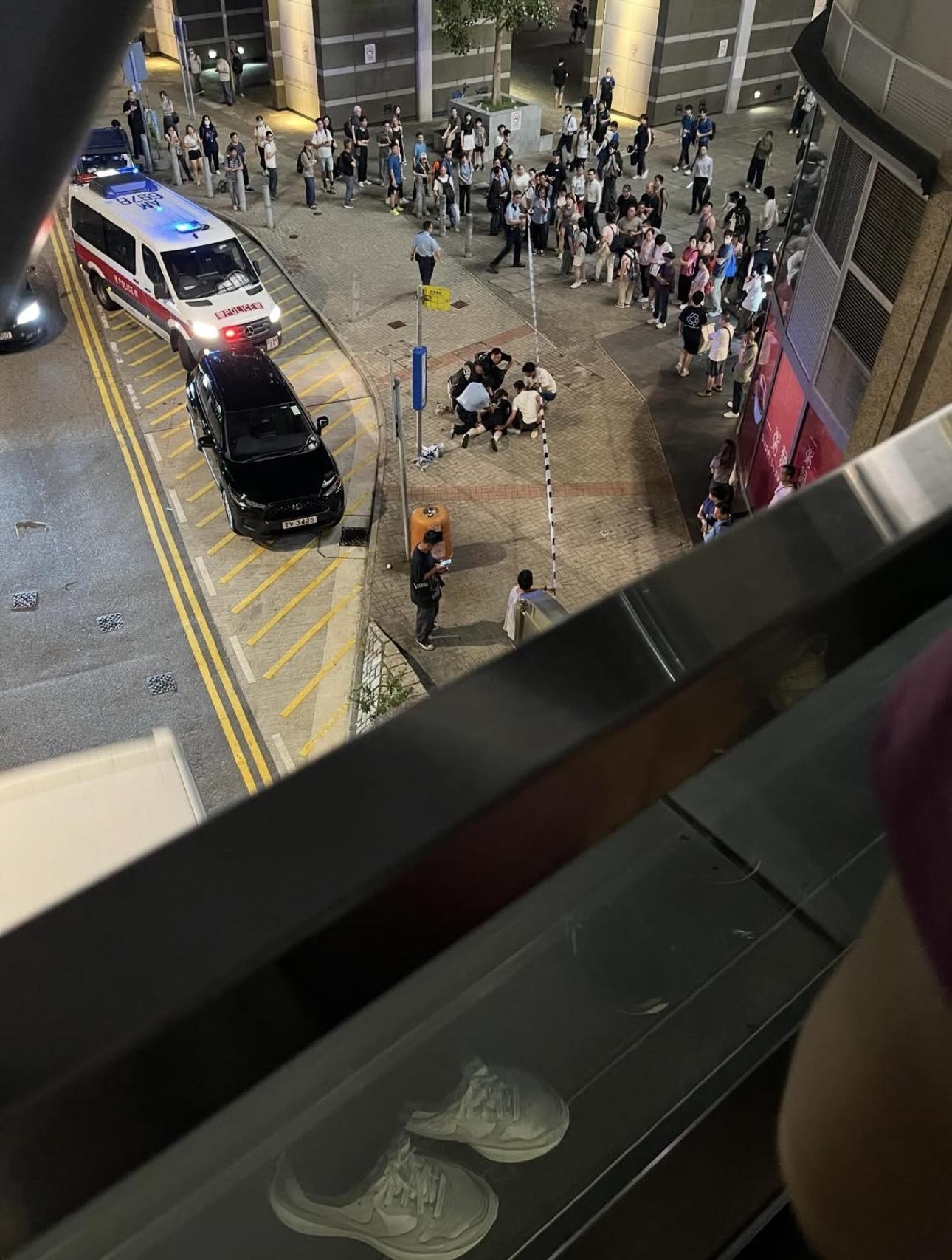 多名警員合力將男子按地制服，警方在現場拉上封鎖線，有大批途人駐足圍觀。（Facebook圖片／車cam L（香港群組）／馮先森）