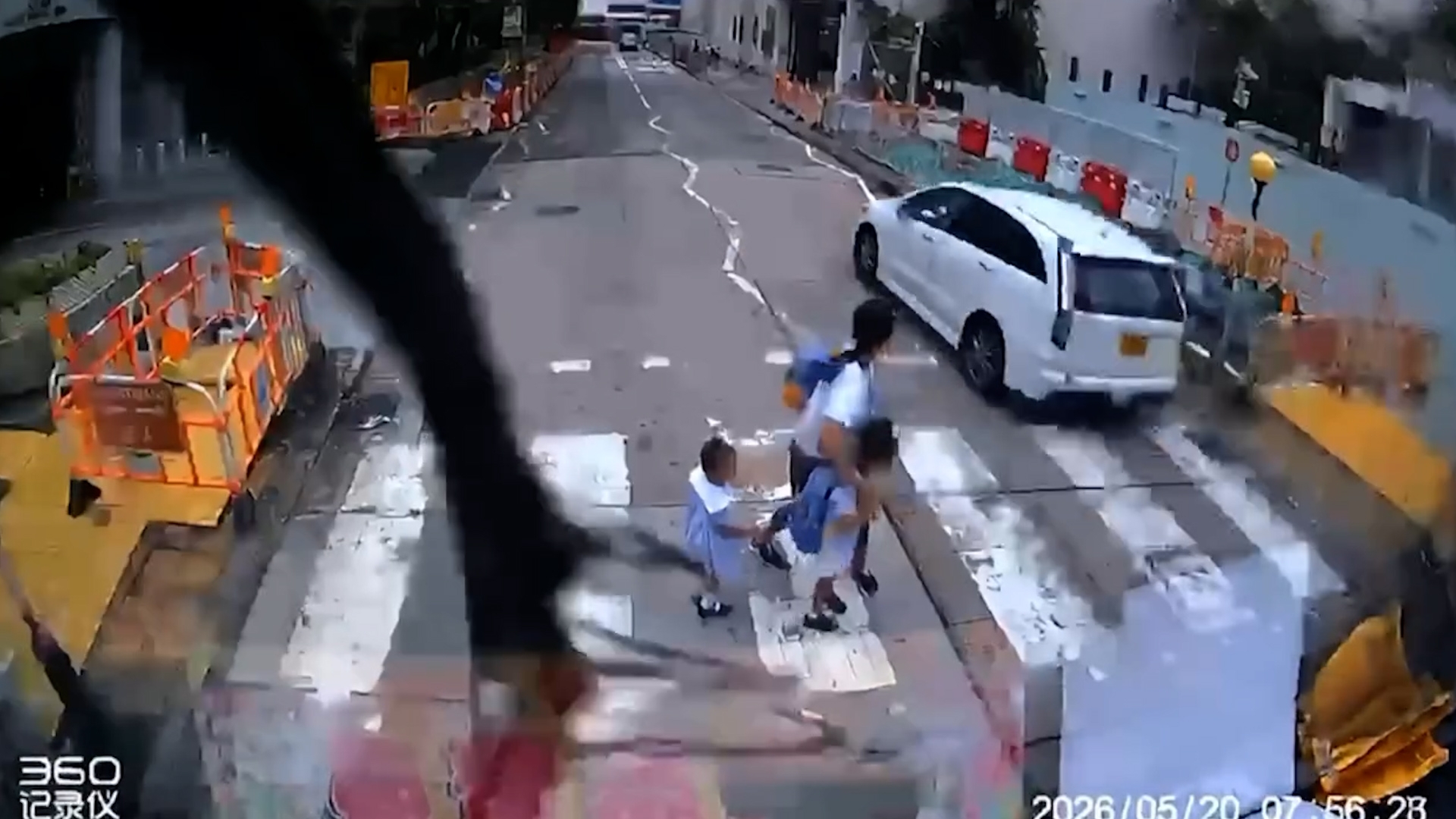 車Cam直擊｜逆線私家車「衝斑馬線」險撞過路學童　姐姐反應快救命　網民怒轟要舉報