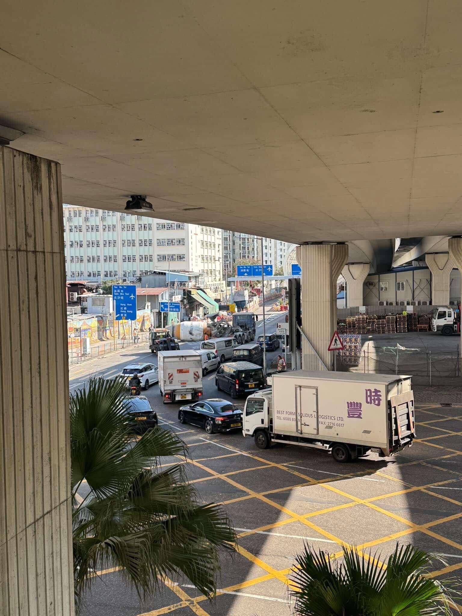 油麻地田螺車車斗甩脫卡馬路