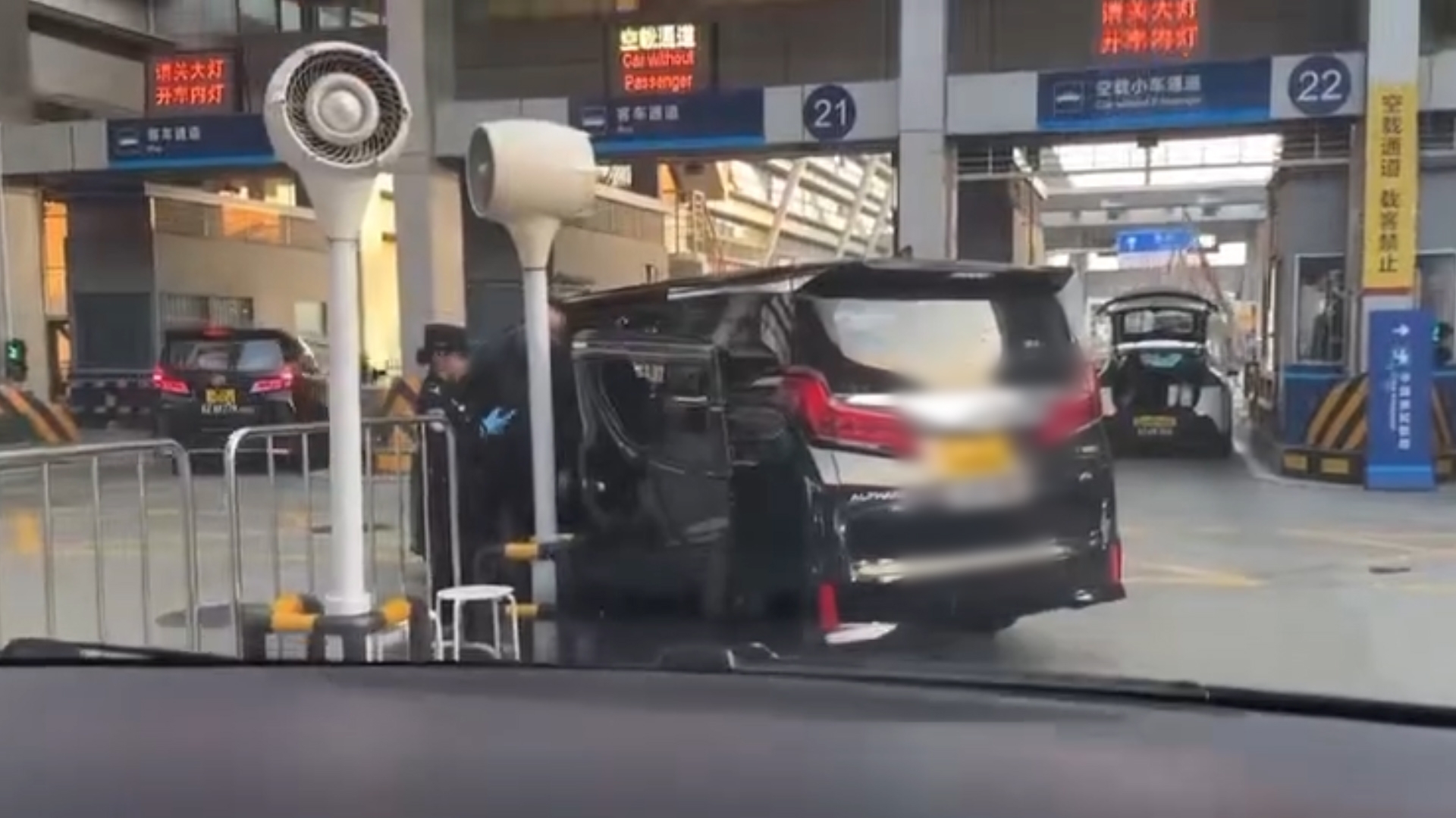 中港牌七人車關口過關「自炒」　網民嘲：同粵車南下無分別