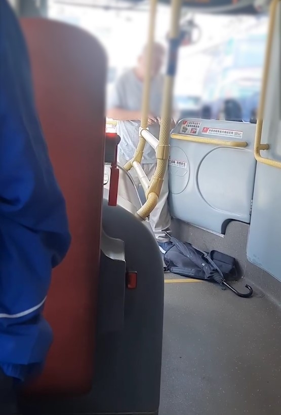 東張西望報料｜九巴阿伯不滿「僅開單邊門」大鬧兼報警　女司機冷靜應對獲讚