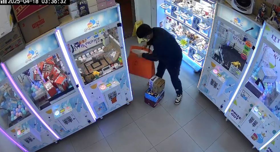 四眼男兩分鐘內偷至少6盒玩具