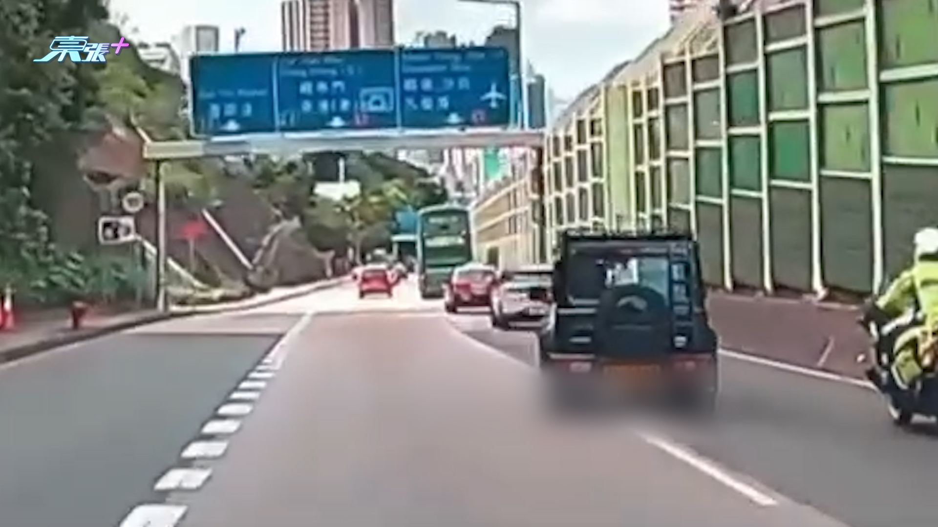 車Cam直擊｜吉普車硬Cut兩線仲閘警察　網民笑稱：自己申請畀阿Sir罰