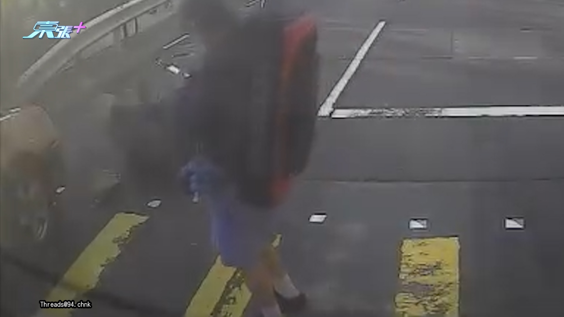 車Cam直擊｜鴨脷洲利東邨的士疑衝燈　13歲學生妹過馬路被撞飛 (Threads@94.chnk)