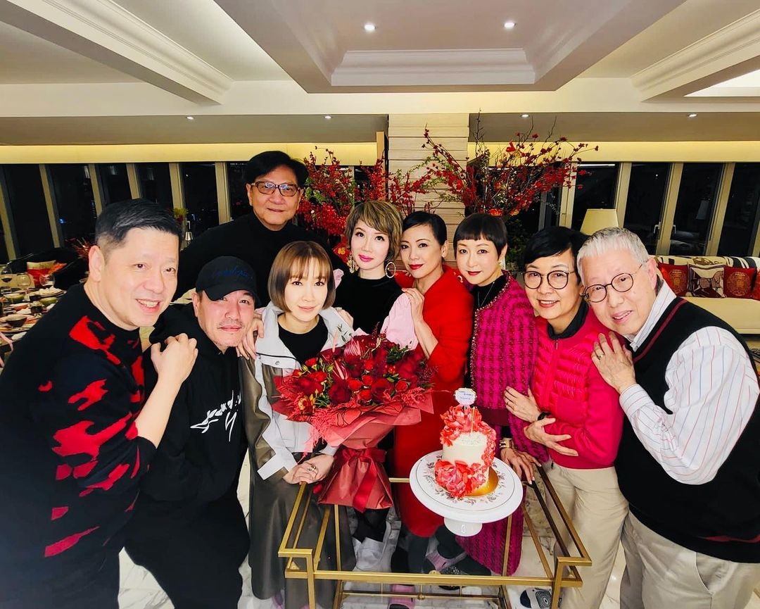 鄧萃雯、陳友、關心妍等圈中好友，前往慕詩國際集團（Moiselle）老闆陳欽杰同太太徐巧嬌家中拜年。