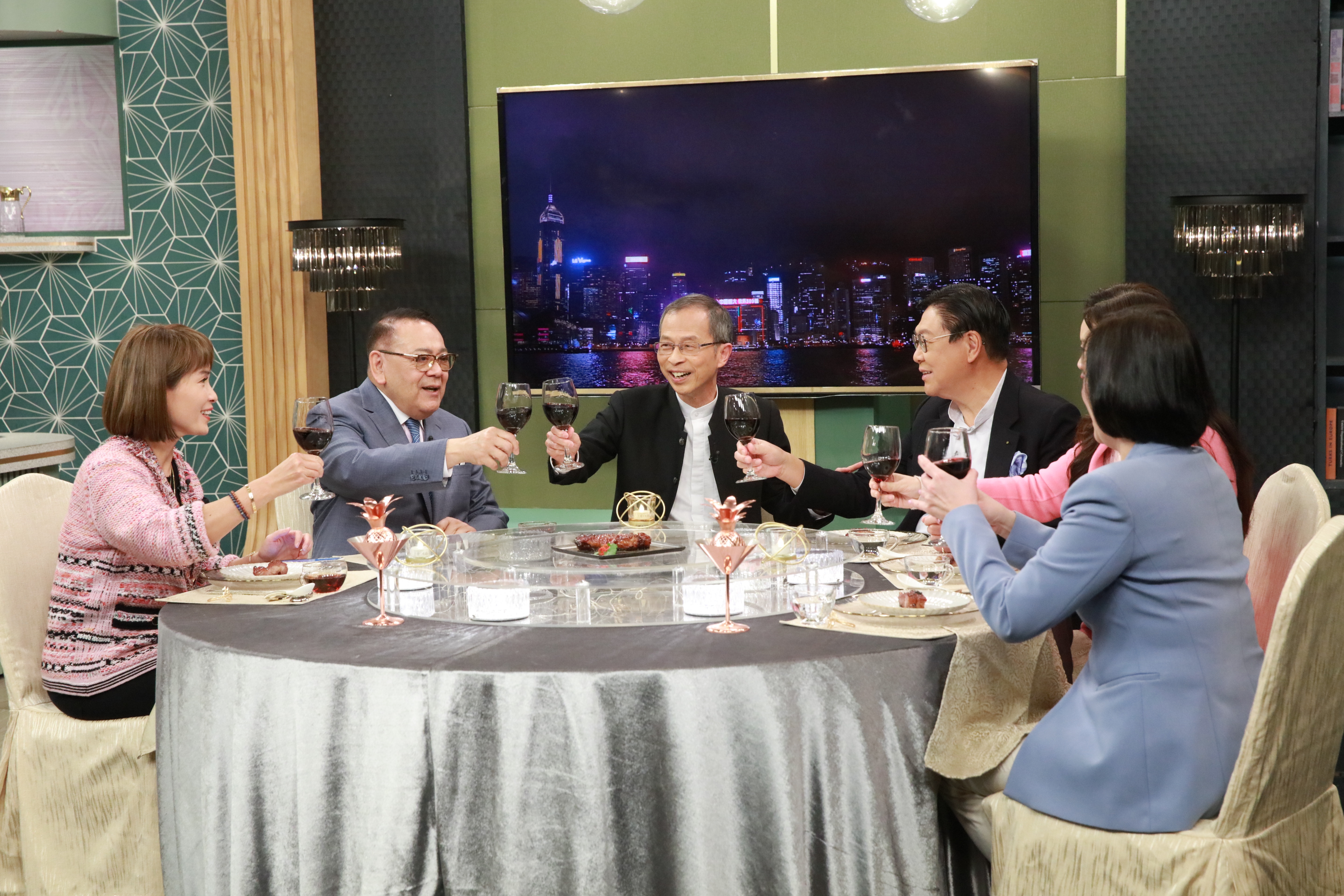 《香港飯局》，由政壇元老曾鈺成、石禮謙聯同馬時亨等多位嘉賓，暢談市民關心話題。
