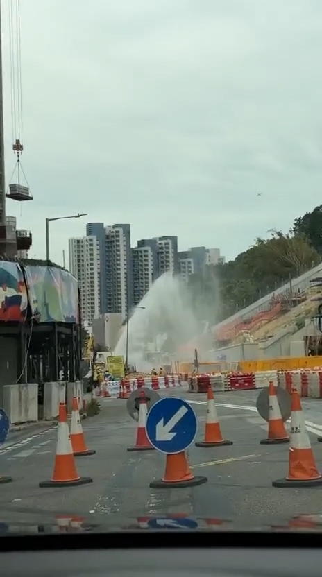 今日（11月20日）下午2時許，域多利道與華翠街交界一個建築地盤，據報有食水管爆裂，噴出一至兩層樓高水柱，現場交通受阻。 （Facebook影片截圖／車cam L（香港群組）／Bosco Chu）