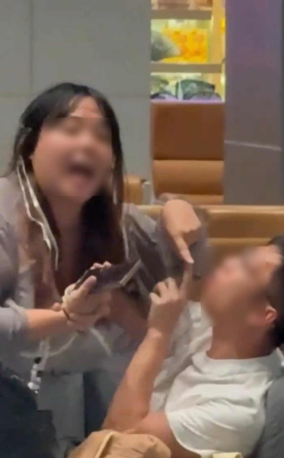 越南峴港機場日前上演一場「情侶修羅場」，一對港男女疑因感情糾紛在候機室及機艙內爆發激烈爭執，女方情緒失控，聲稱男友「叫雞」，更自揭曾被打「40拳」，最終推跌空姐，被機組人員請離機。