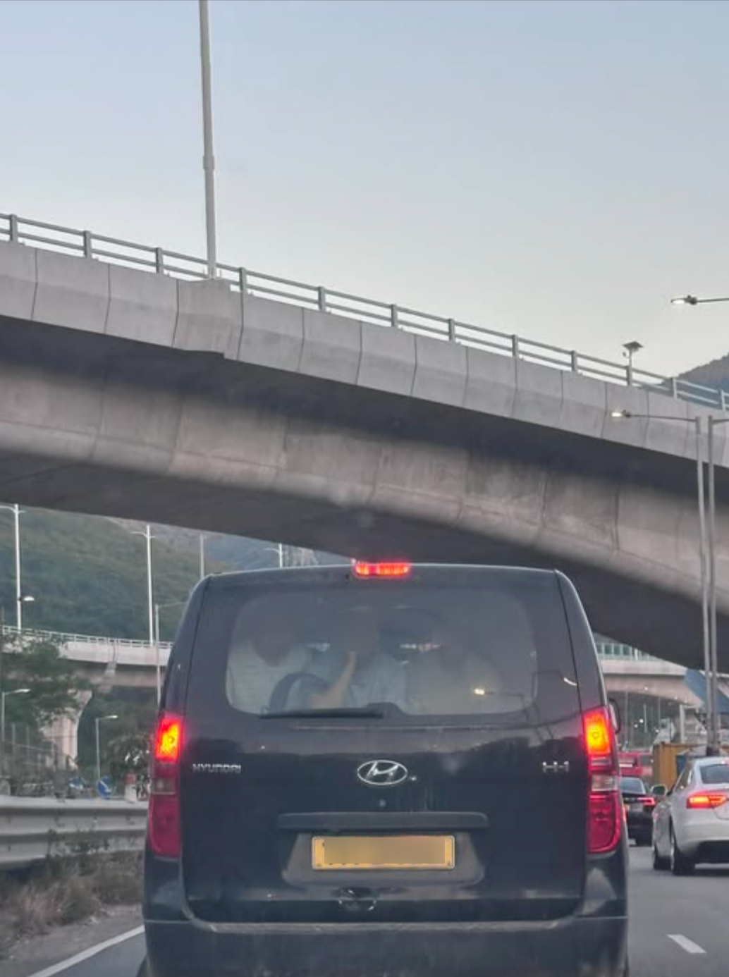 貨Van驚見車尾箱「屈蛇」藏3男　網民笑稱：省港奇兵定返咗印度？