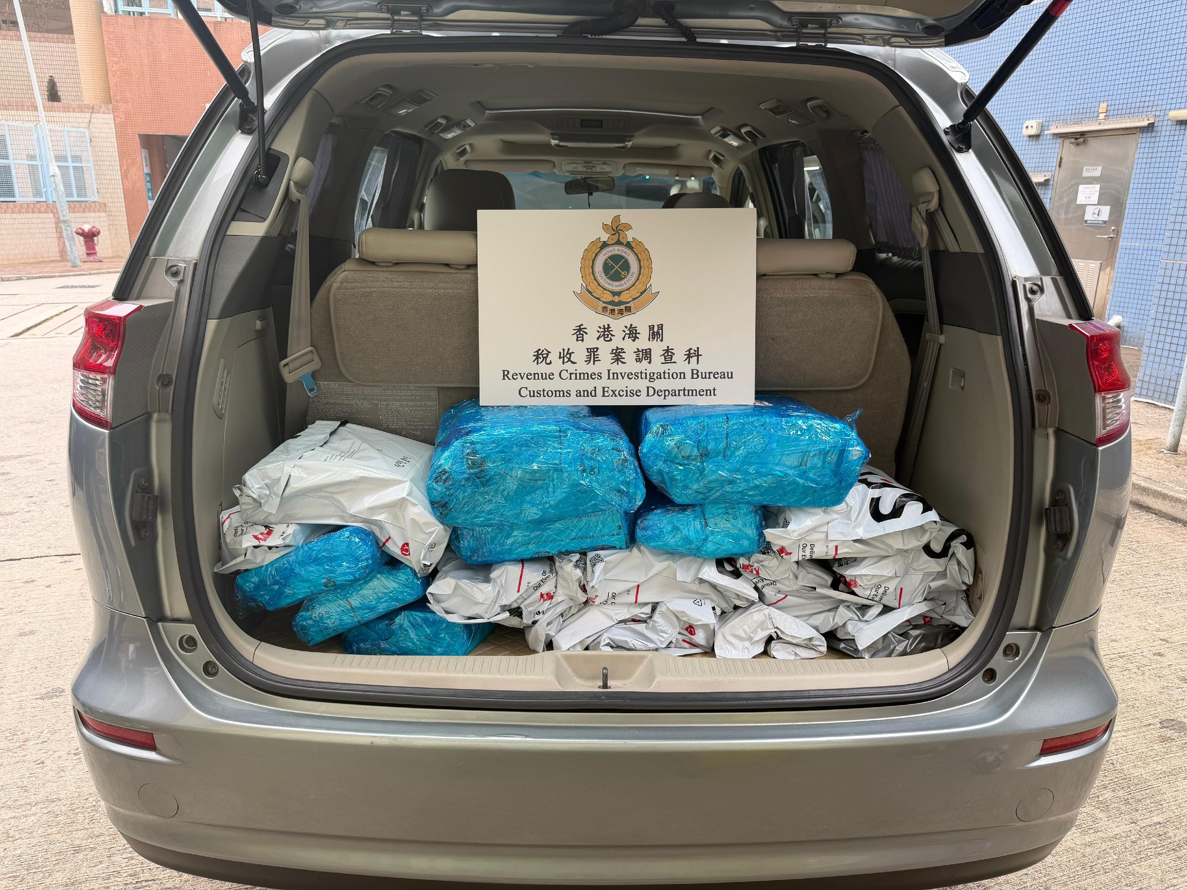 圖示檢取的懷疑私煙分銷車輛及檢獲的懷疑私煙。（海關圖片）