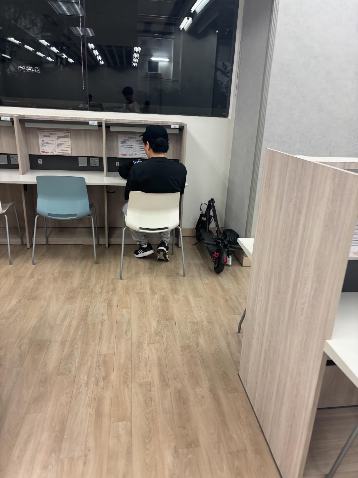 東張西望跟進｜圖書館自修室變電動滑板充電站　男子疑用公家插座充電被拍引爆討論