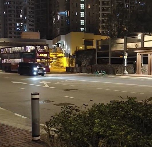 巴士迷疑為影巴士擺單車擋馬路