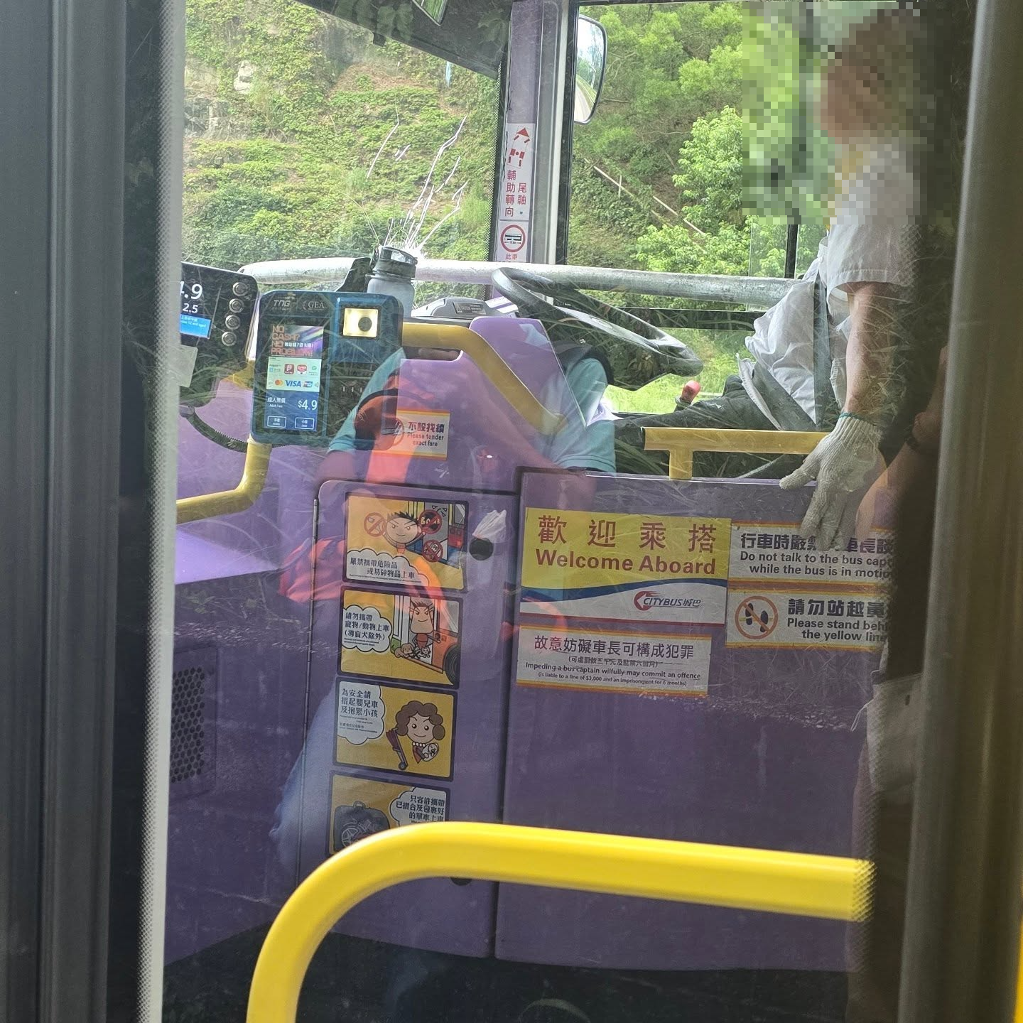 青朗公路鐵通插城巴　直捅司機胸口　乘客憶述車長大呼「有無人幫下我」