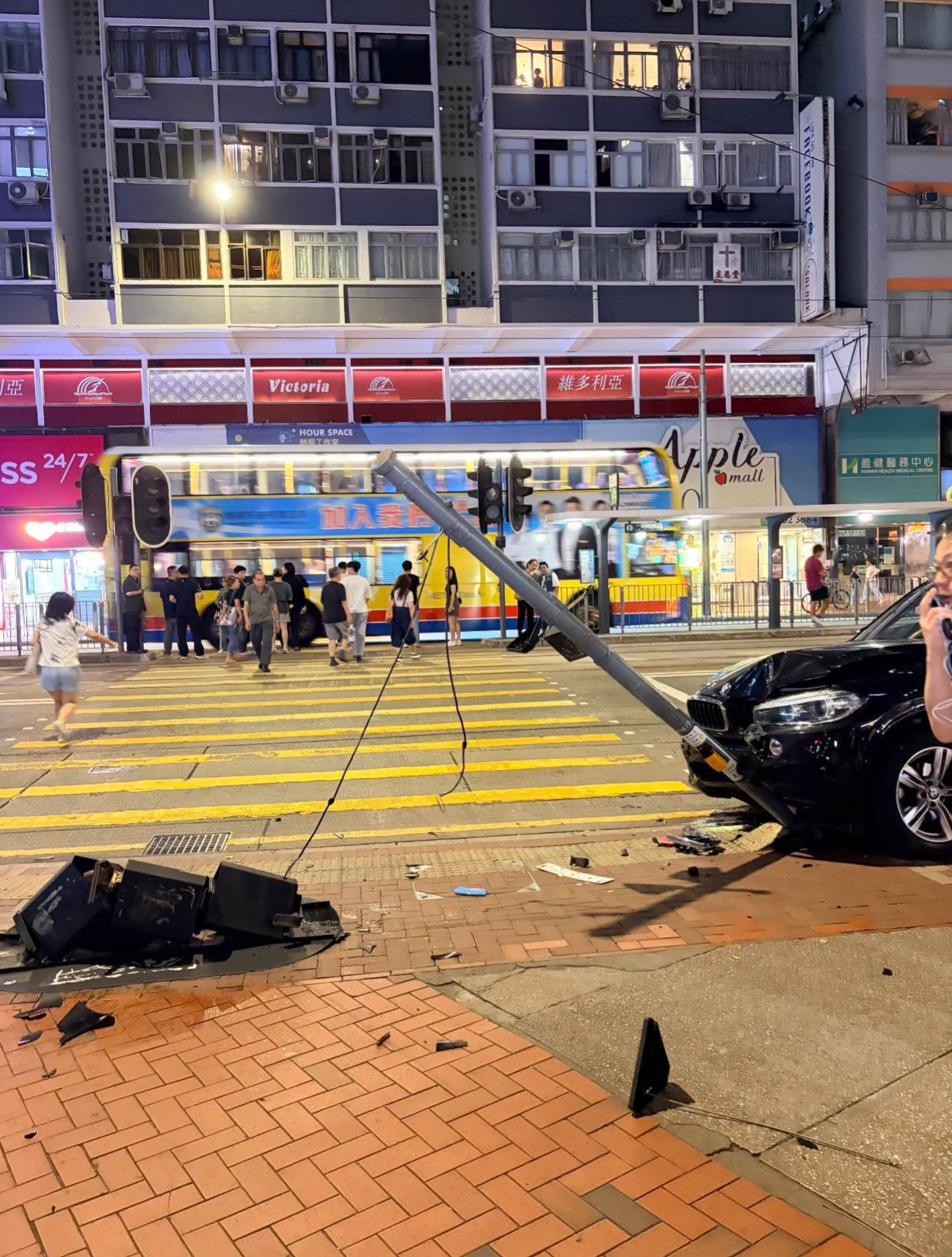 東張西望報料｜天后站外寶馬炒車　燈柱變「45度傾斜」　交通燈碎片四散