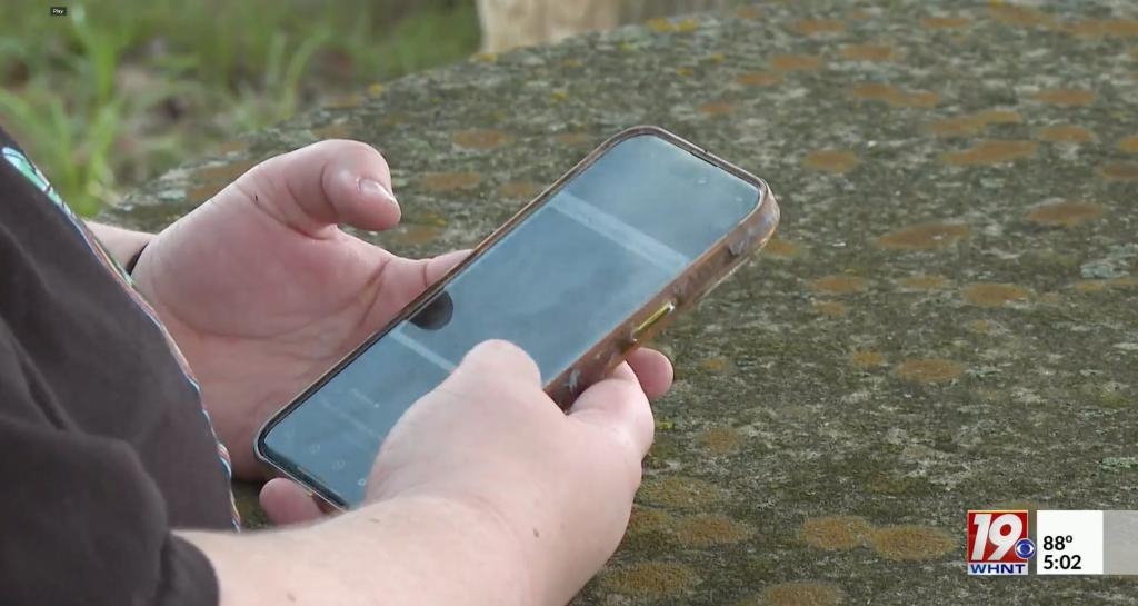 當她正在打電話時，突然感到一陣震驚。