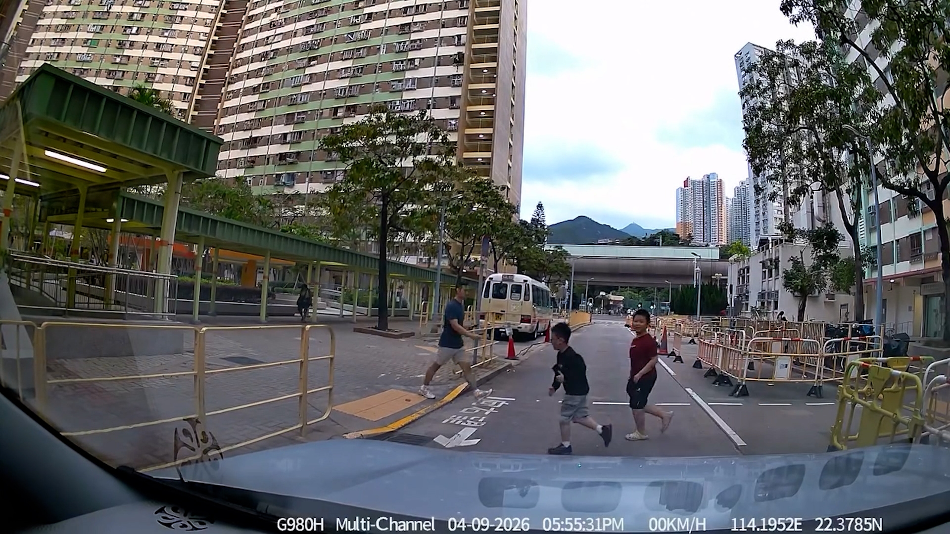 車Cam直擊｜沙角邨小朋友過馬路舉手指公講多謝　司機大讚：你哋有家教