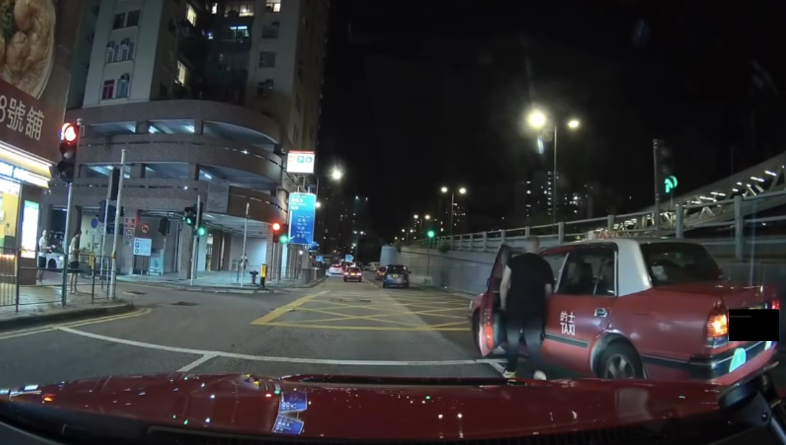 車Cam直擊｜荔枝角道男子中途落的士　司機踩油門撞乘客畫面曝光