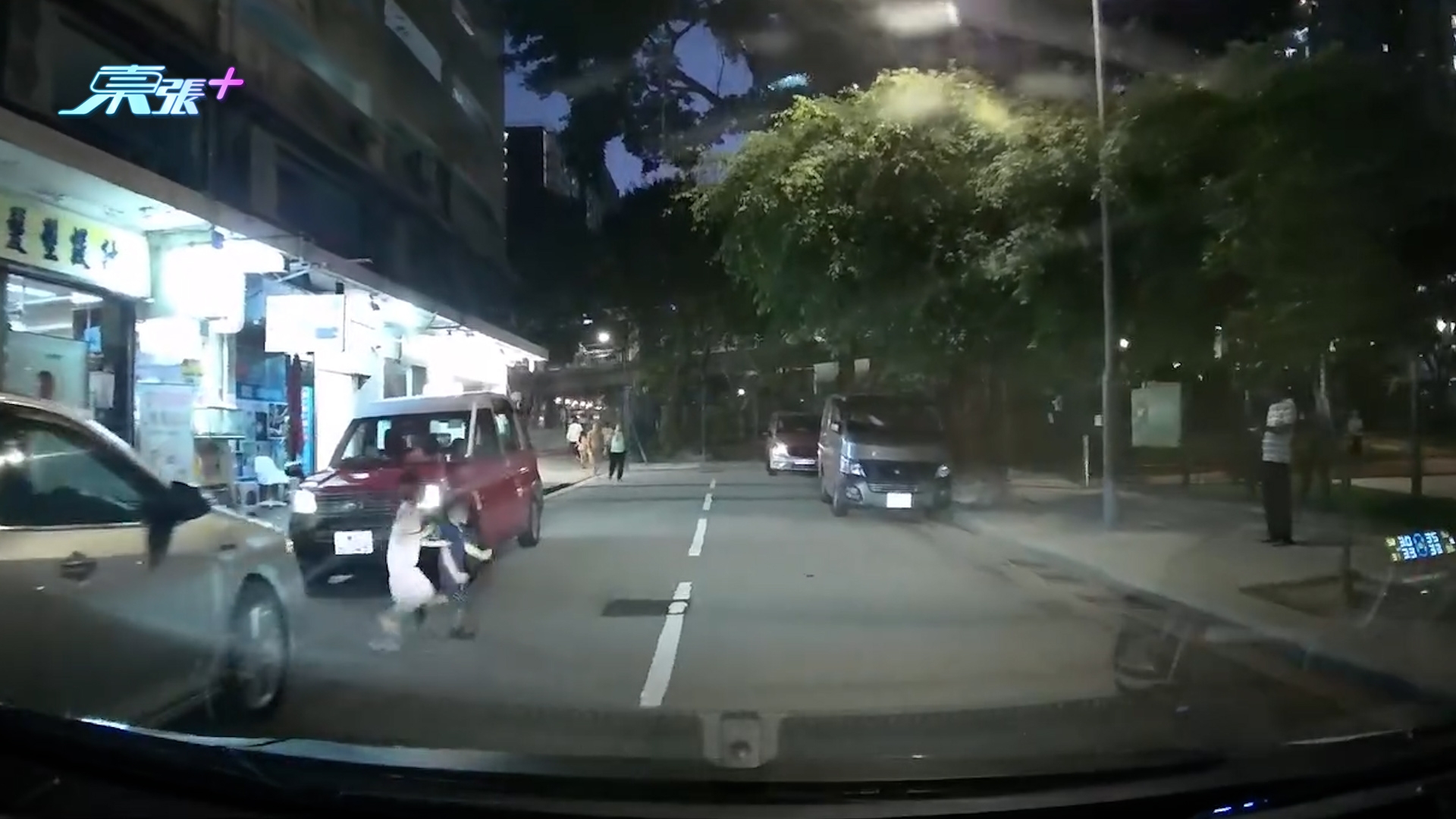 車Cam直擊｜柴灣兩小童「掛住玩」突衝出馬路險被撞　司機急煞避禍畫面心驚