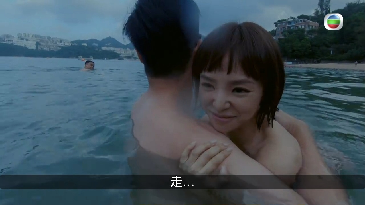 Zoie落水前同上水後都做足保暖措施。