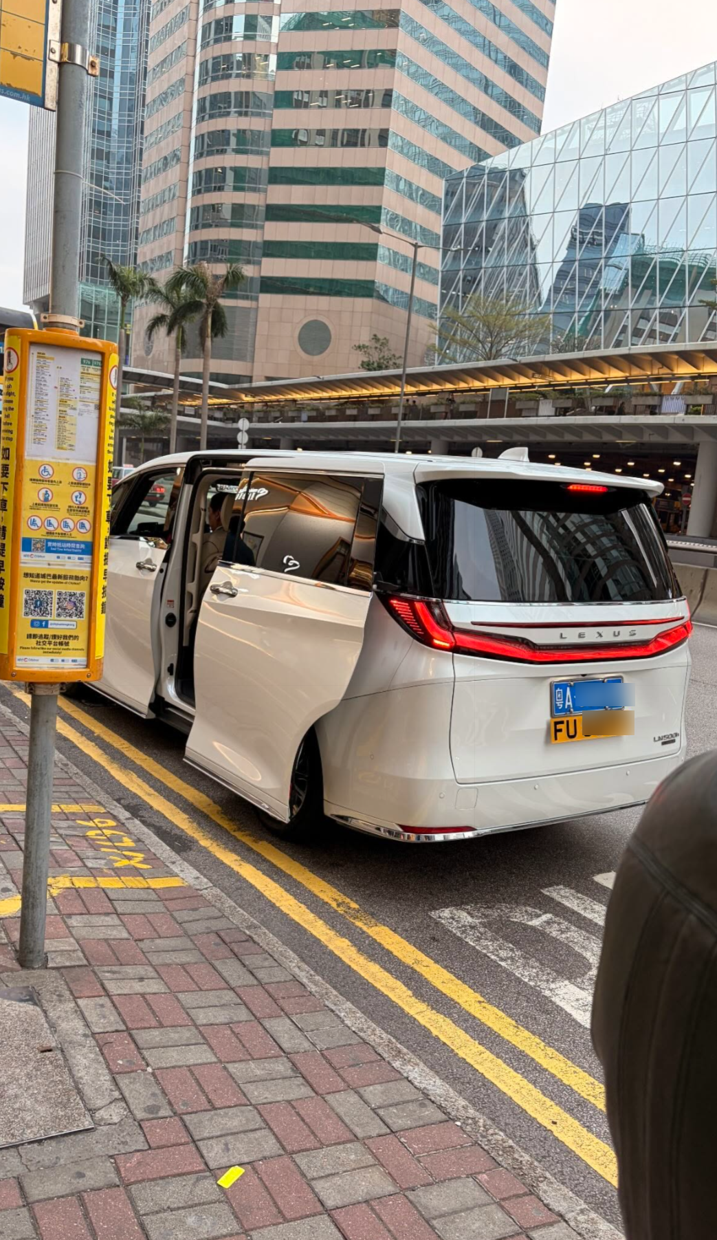 內地「FU」車牌私家車中環違泊被警員抄牌　網民熱議：告票照出但最後變廢票