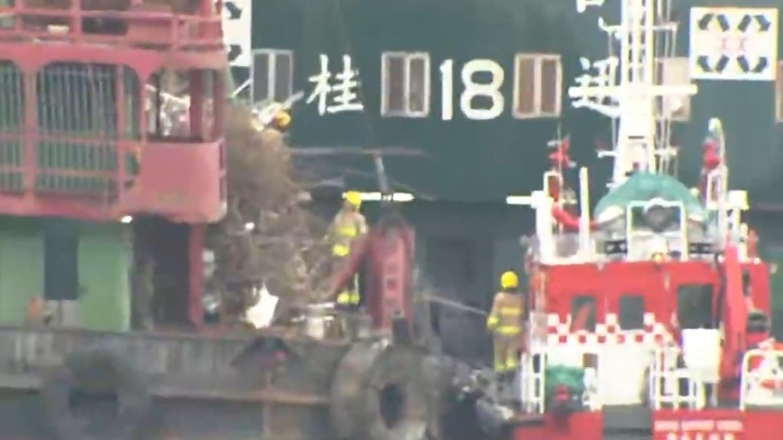 有消防員登上鄰近的躉船搜索。（網上圖片）