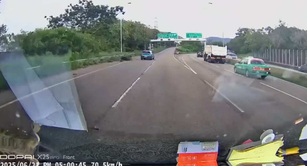 車Cam直擊｜元朗電單車突切線遭撞飛　鐵騎士翻滾倒地跌草叢畫面曝光