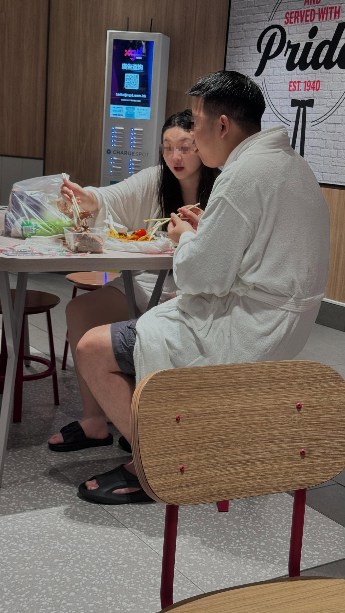 九龍KFC浴袍男女自攜燒鵝飯茄蛋飯霸位開餐　零消費遭網民炮轟