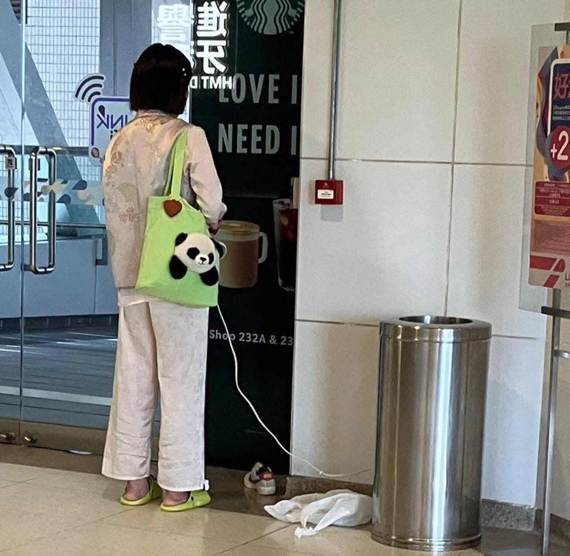 何文田廣場女子公然偷電吹乾波鞋