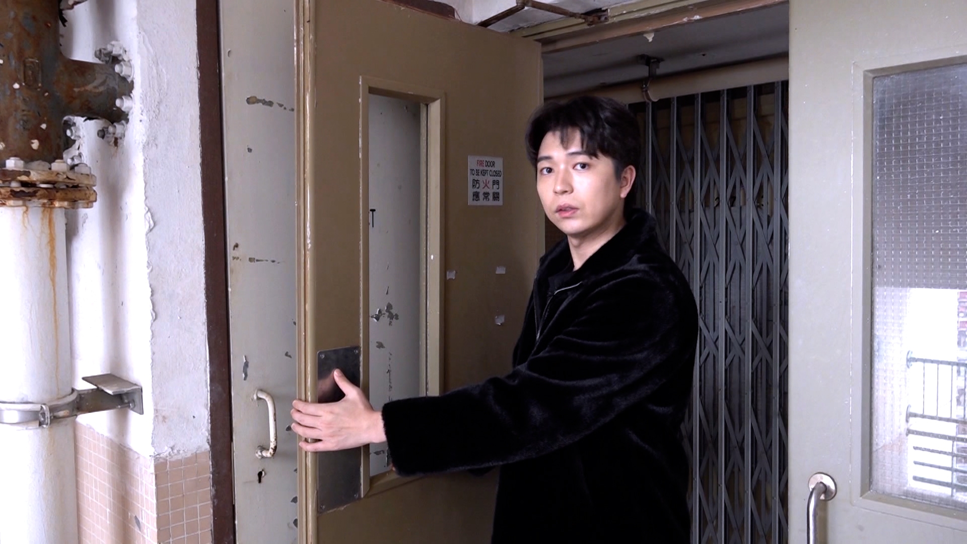 屋邨內有防火門已經損壞，沒有了玻璃，有一顆釘子把門固定，無法將門關上，若有火警發生，就會非常危險。