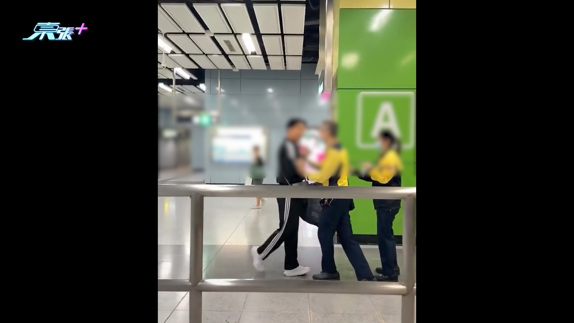 港鐵南昌站男乘客疑用優惠價坐車「斷正」　職員起槓推撞惹網民熱議