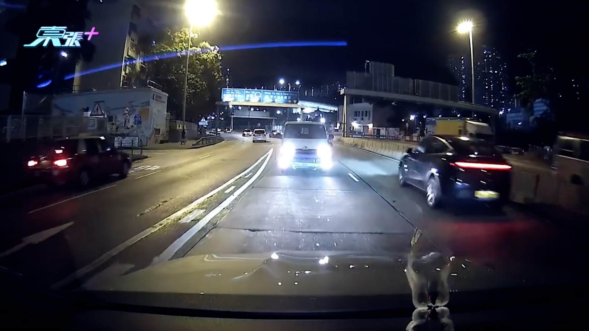 車Cam直擊｜龍翔道天橋「大懵司機」反方向逆線行車　片主：真係R爆頭 （FB＠Gary Chong／車cam L（香港群組））