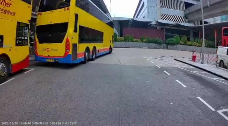 車Cam直擊｜兩城巴機場碰撞車長伸手截停前車
