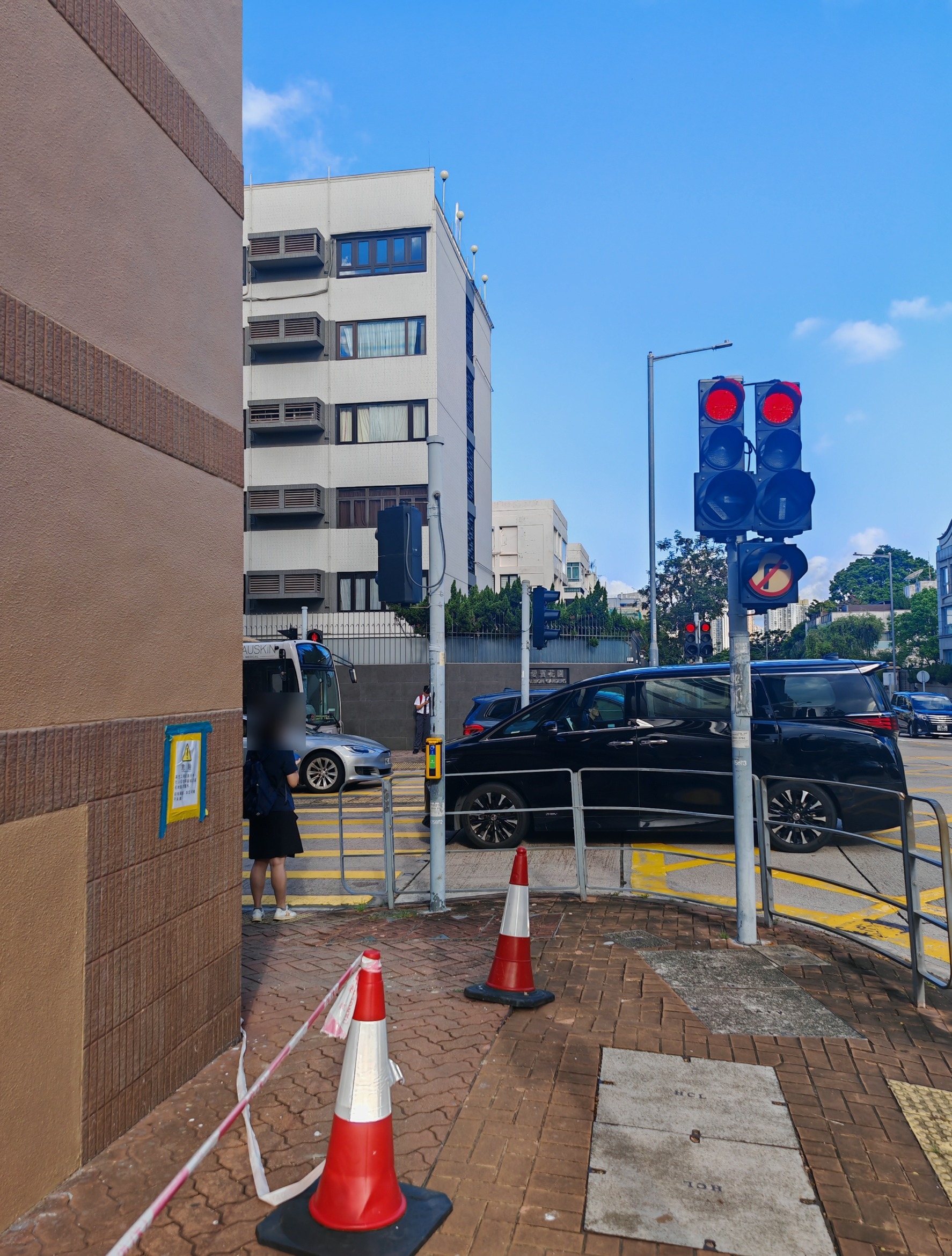 東張西望報料｜九龍塘喇沙利道驚現「陷阱路面」　報料人稱尖型金屬凸起長期未修 （觀眾廖先生報料提供）