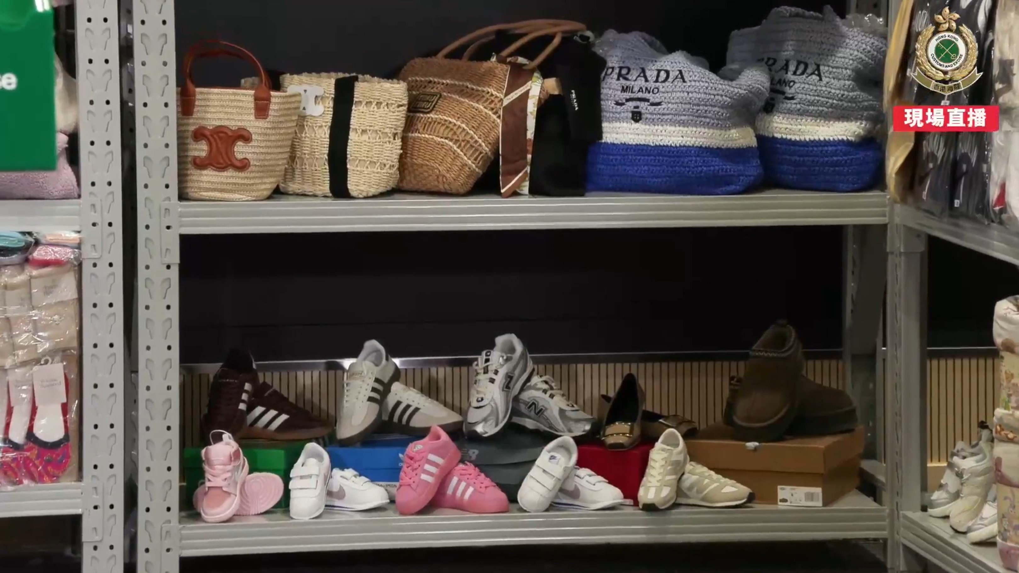 海關突擊搜查位於屯門工廠大廈的冒牌物品儲存倉庫，檢獲約4300件懷疑冒牌物品。（海關Facebook直播截圖）