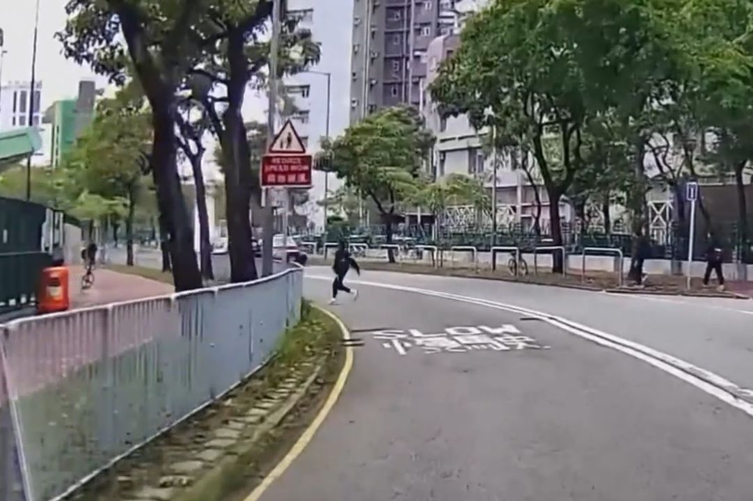 香港男子違規過馬路跨欄，慘變「另類炒車」過程全拍下。(影片截圖)